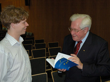 Buchübergabe an Prof. Dr. Bernhard Vogel